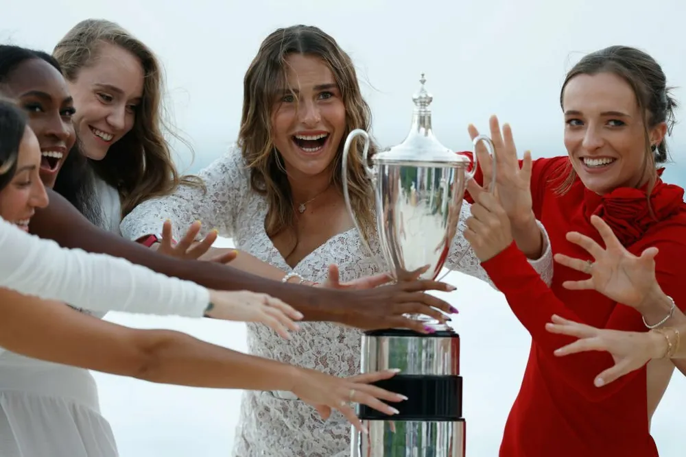 Sabalenka (giữa) và Swiatek (phải) cùng chạy đua cạnh tranh giành cúp vô địch WTA Finals. doc-chiem-ngoi-so-1-nu-the-gioi-cuoi-nam-3.jpg