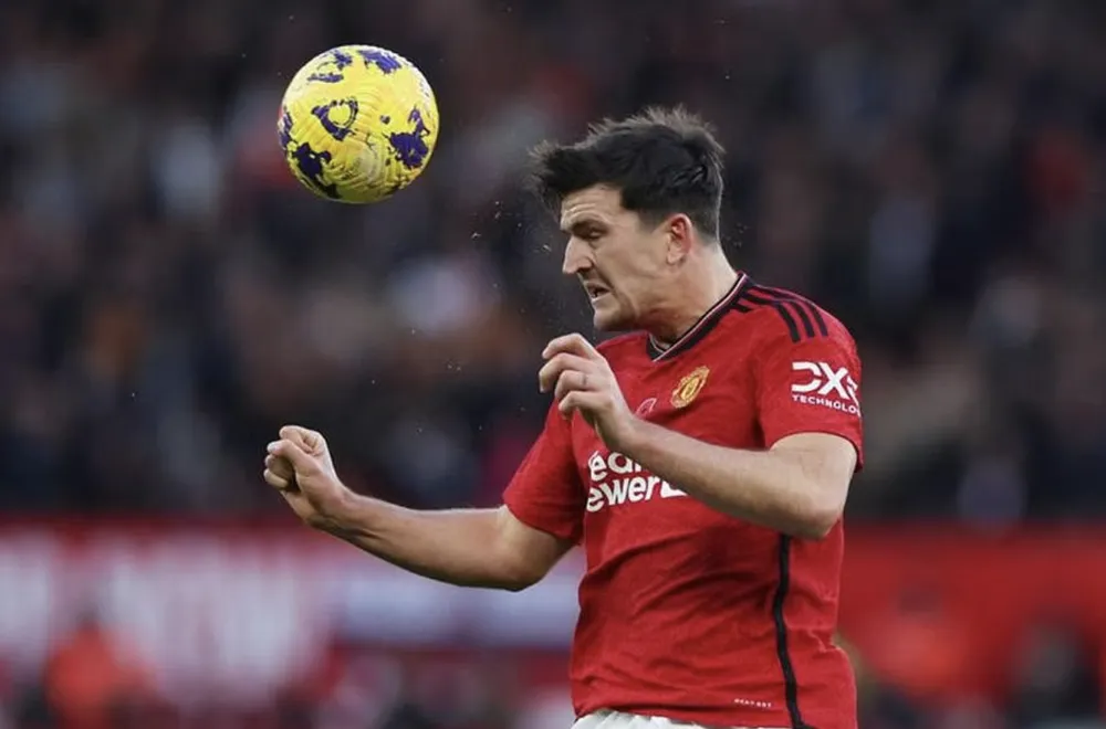 Trung vệ Maguire thi đấu trong trận thắng 1-0 của Man United trước Luton Town. Ảnh: REUTERS Maguire