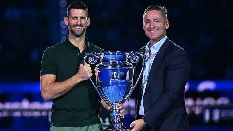 Novak Djokovic (trái) nhận Cúp số 1 thế giới cuối năm. Ảnh: ATP djokovic-so-1-nam.jpg
