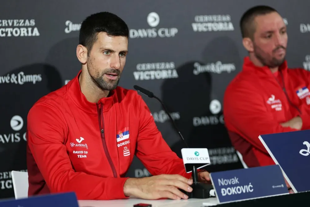 Novak Djokovic phát biểu tại buổi họp báo trước giải. sieu-nhan-djokovic.jpg