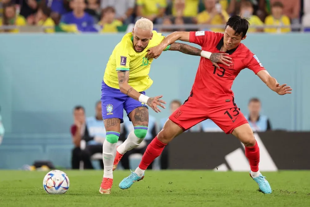 Son Jun-ho trong một pha tranh bóng với Neymar tại World Cup 2022. Ảnh: GETTY tuyển thủ son jun-ho.jpg