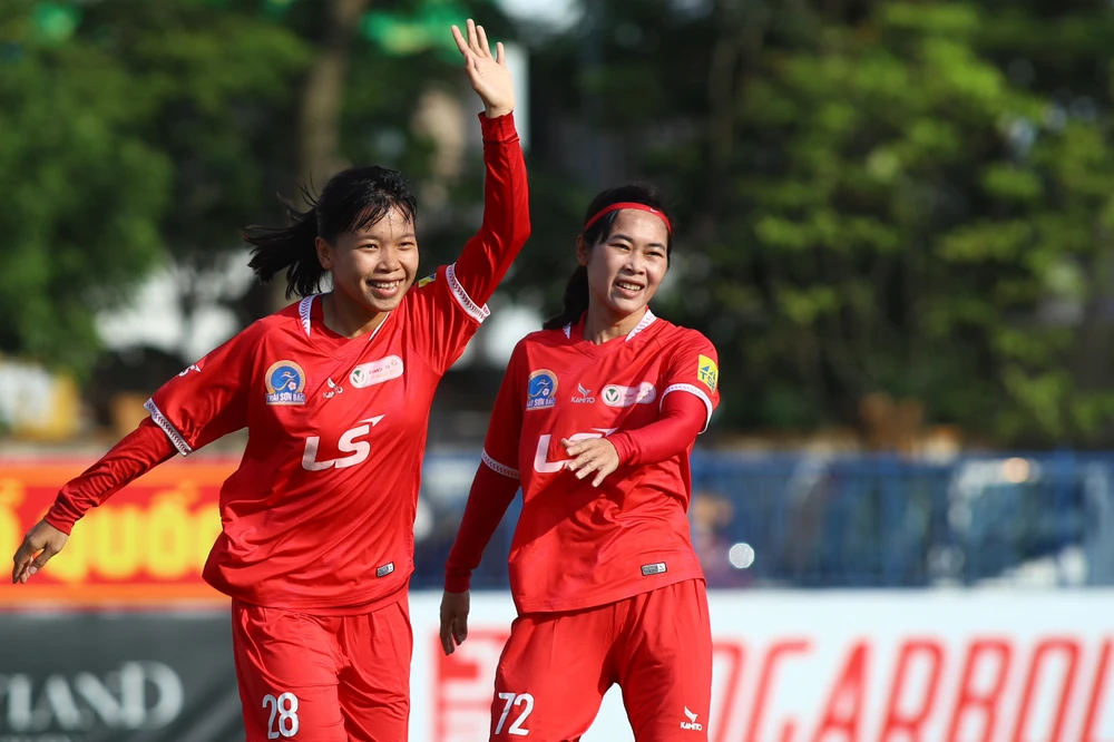 Kim Yên của TP.HCM I ăn mừng sau bàn mở tỉ số trong trận thắng đậm đội Hà Nội II. Ảnh: CMQ ứng viên vô địch