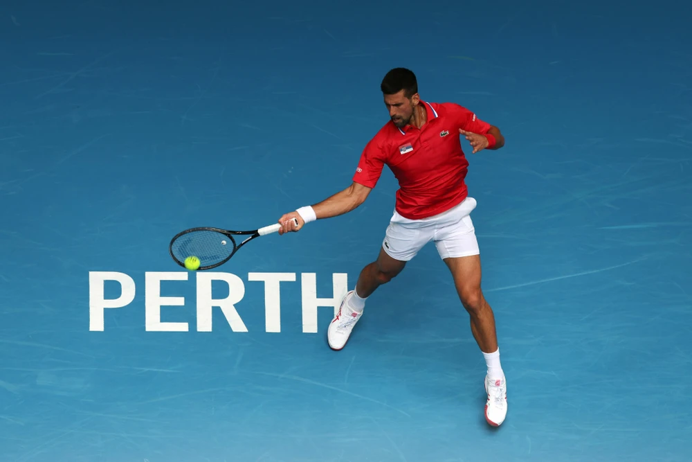 Djokovic chấn thương cổ tay