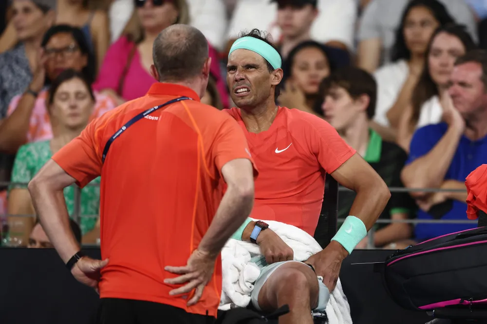 Nadal với vẻ đau đớn vì chấn thương mới ở Brisbane. Ảnh: GETTY IMAGES Nadal gặp sự cố