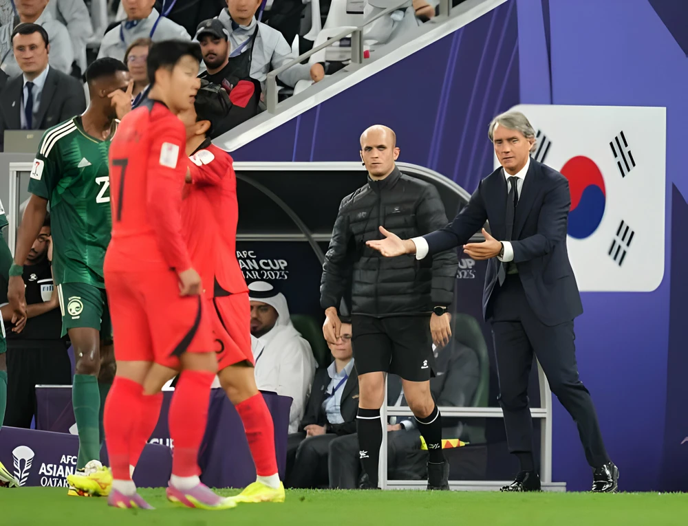 HLV Mancini bất ngờ “mất tích”