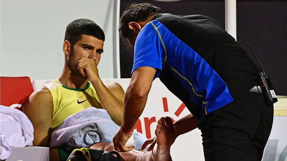 Alcaraz tiếp tục gặp vận rủi, lung lay vị trí số 2 thế giới. Ảnh: GETTY IMAGES Alcaraz tiếp tục gặp vận rủi