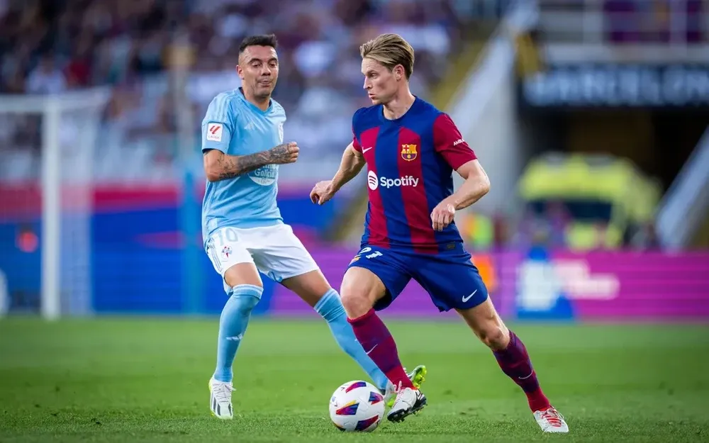 De Jong được Manchester United rất quan tâm dù anh đang khoác áo Barca. de-jong-bat-lai-truyen-thong-1.jpeg