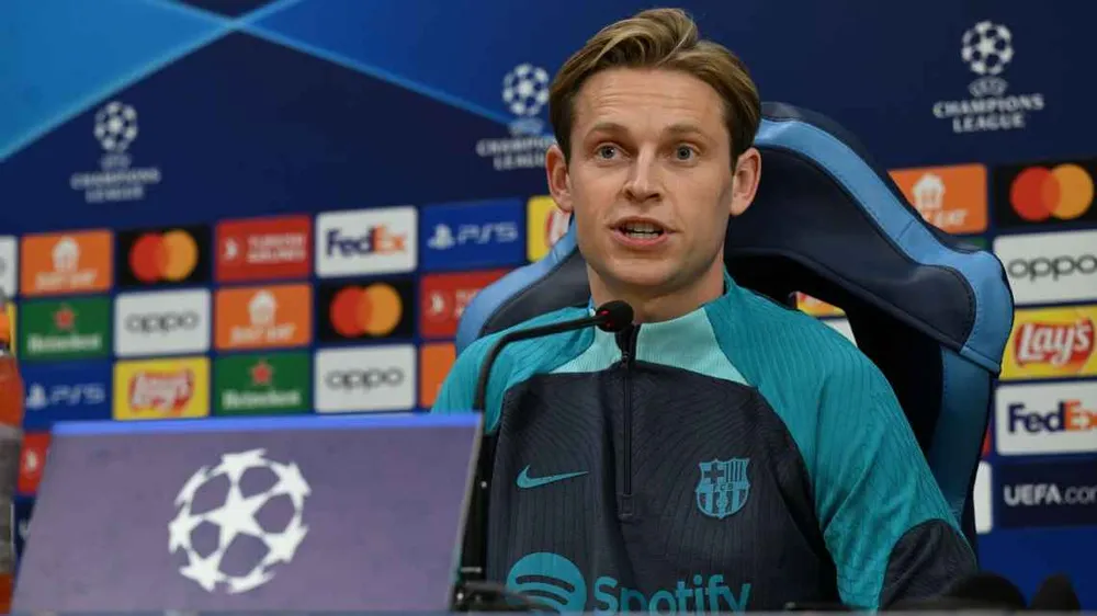 Tiền vệ De Jong "bật" lại truyền thông tại buổi họp báo trước trận đấu Champions League. Ảnh: GETTY De Jong “bật” lại truyền thông