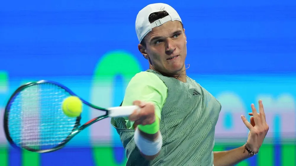 Tay vợt tuổi teen, Mensik lần đầu lọt vào chung kết ATP. Ảnh: GETTY phá đổ kỷ lục của Alcaraz