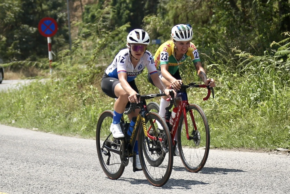 Natalia lật đổ áo vàng