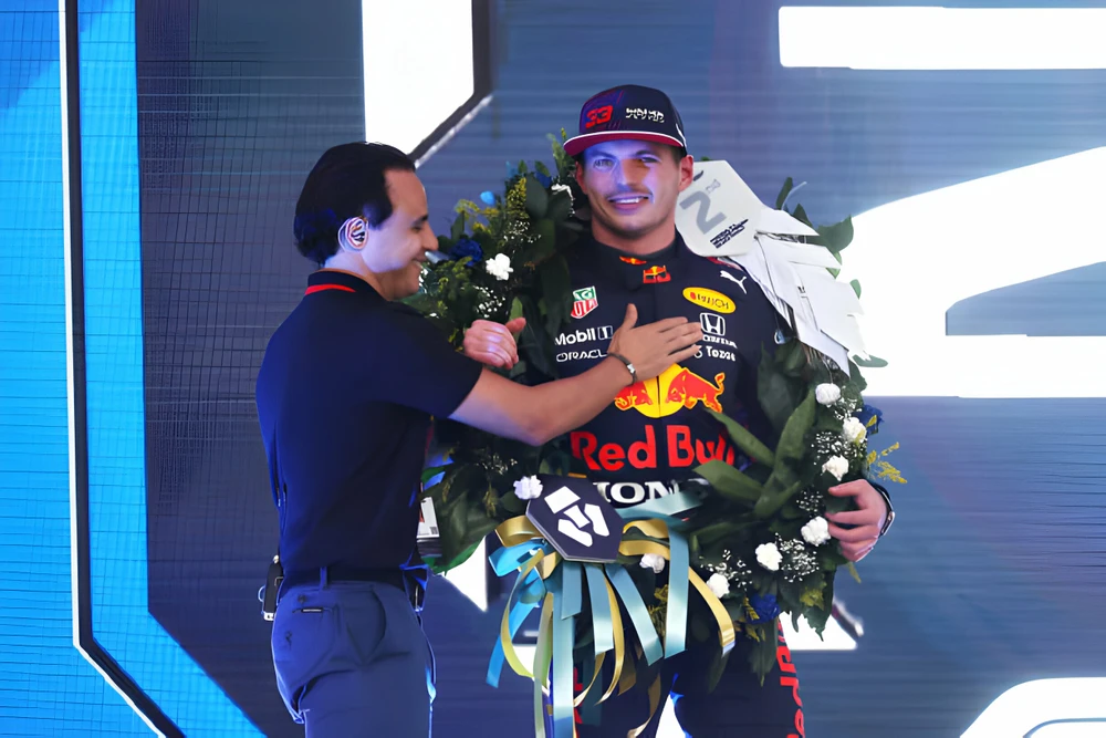 Cựu tay đua Massa trao giải cho Max Verstappen tại Brazil Grand Prix 2021. Ảnh: GETTY F1 bị kiện