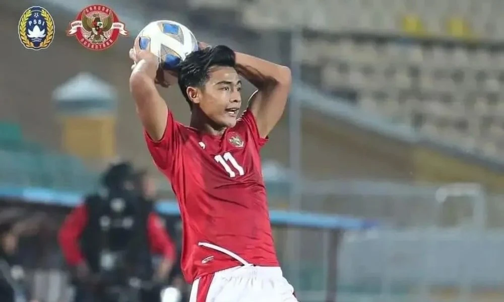 Pramata Arhan trên trang chủ của LĐBĐ Indonesia với cú ném biên thần sầu. Tại Asian Cup anh mang áo số 12. Ảnh: PSSI Cầu thủ nguy hiểm nhất Indonesia