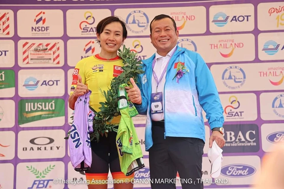 Thành viên đoàn xe đạp Việt Nam, ông Ngô Văn Lui chụp ảnh lưu niệm với tay đua Nguyễn Thị Thật. tay-dua-nguyen-thi-that-3.jpg