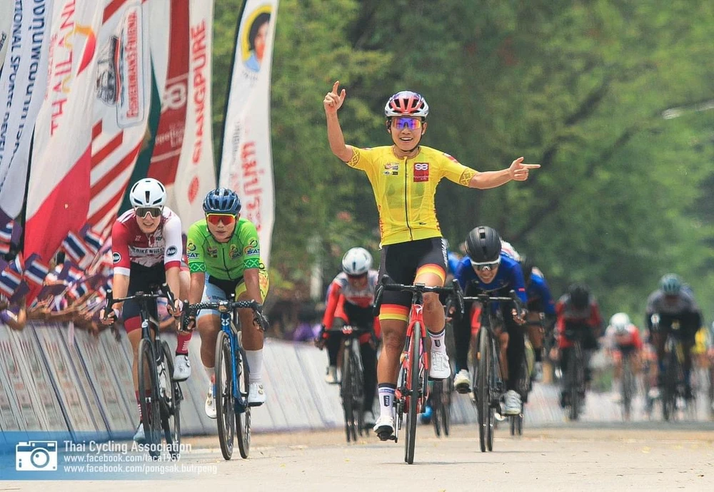 Tay đua Nguyễn Thị Thật ăn mừng chiến thắng chặng 2 cuộc đua Tour Thái Lan. Ảnh: THAICYCLING tay đua Nguyễn Thị Thật