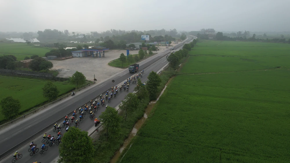 Đoàn đua rời TP VInh sang địa phận tỉnh Hà Tĩnh trong sương sớm. petr-rikunov-thong-tri-2.jpg