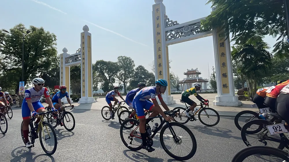 Các tay đua tranh tài 20 vòng quanh hai cây cầu Trường Tiền - Phú Xuân, Huế. chang-11.JPG