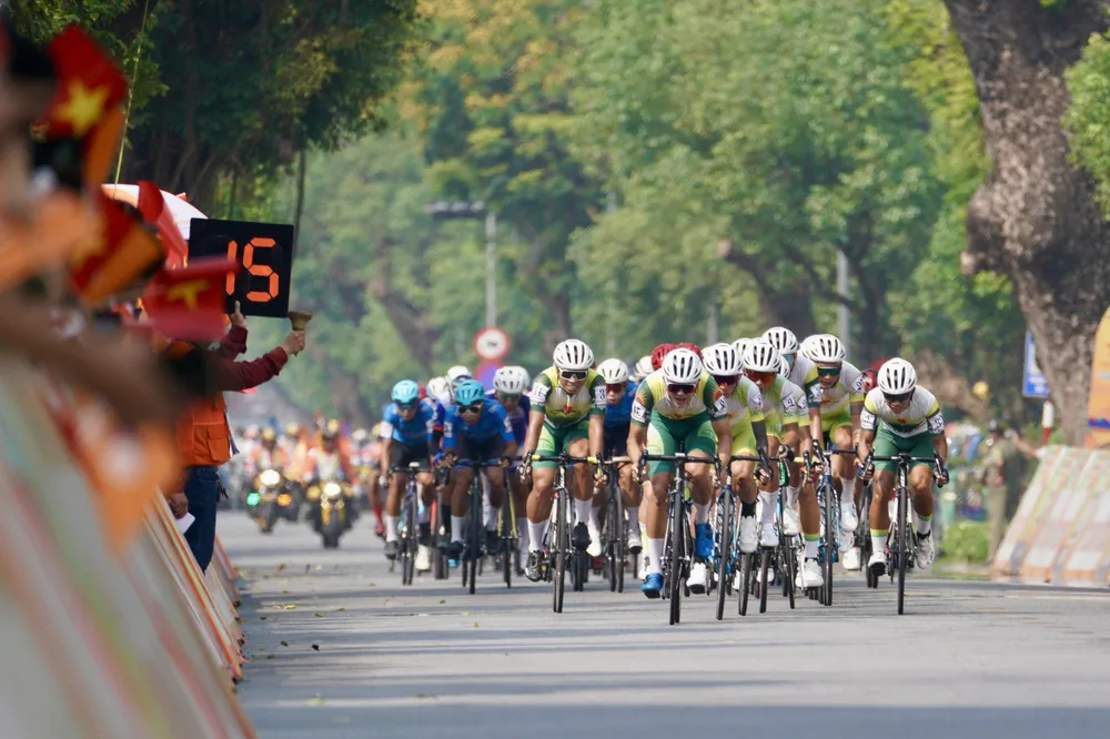 Trọng tài rung chuông báo hiệu, các tay đua sắp bước vào vòng đua nước rút tính điểm sprint 1. rikunov-doat-lai-ao-vang.jpg