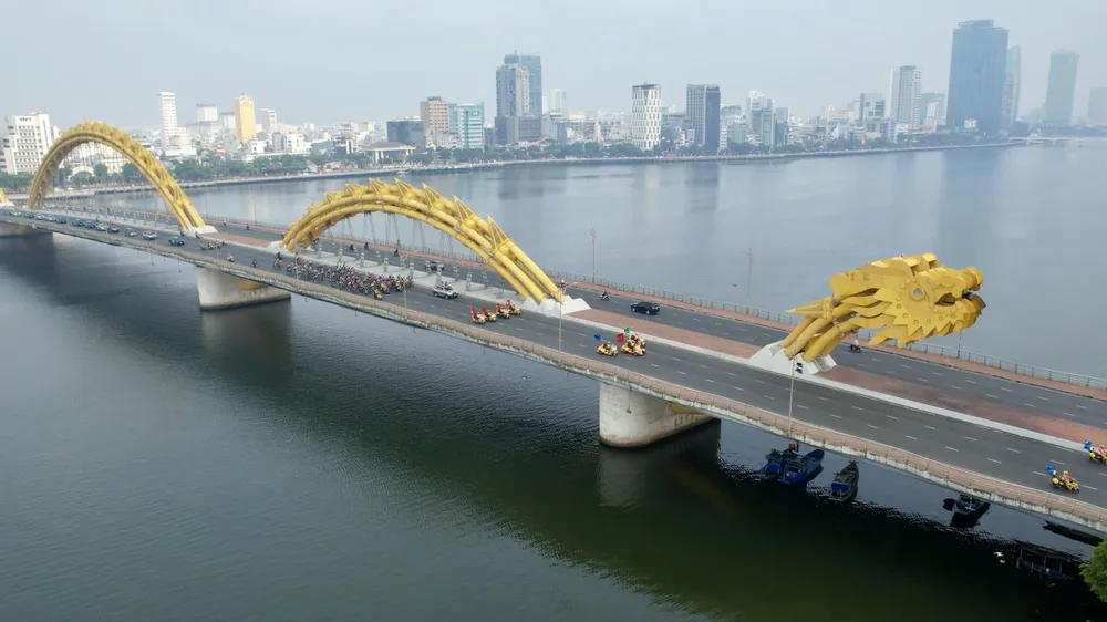 Martin Laas xuất sắc đánh bại áo vàng