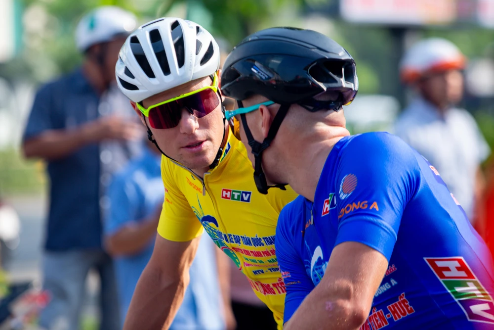 Petr Rikunov và Martin Laas cùng cạnh tranh giải thưởng áo xanh. cuộc chiến áo xanh