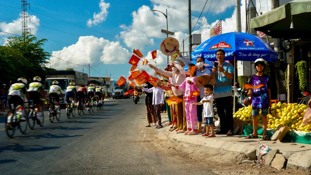 Người dân miền Tây xuống đường cổ vũ các tay đua. c22-plo-2.jpg