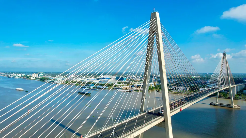 Đoàn đua di chuyển qua cầu Rạch Miễu. c22-plo.jpg