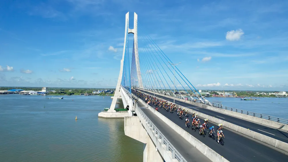 Đoàn đua tiến qua cầu Vàm Cống. cau-vam-cong.jpg