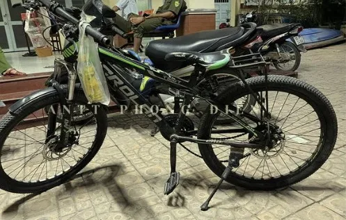 Chiếc xe leo núi được cậu bé 13 tuổi đạp gần 200 km đi thăm bạn gái ở Hậu Giang. Ảnh: ANTT H. PHONG ĐIỀN đạp xe 200 km thăm bạn gái