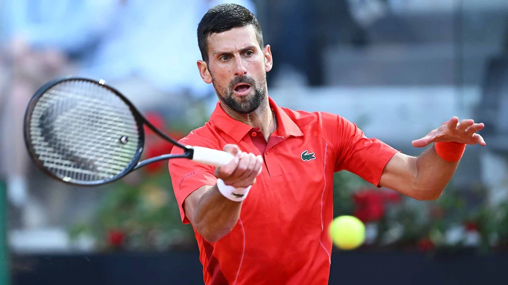 Djokovic bị bình giữ nhiệt rơi trúng đầu sau trận thắng mở màn ở Rome Masters. Ảnh: ATP Djokovic bị bình giữ nhiệt rơi trúng đầu