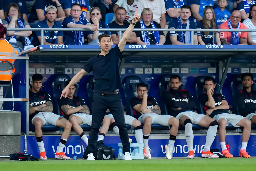 Huấn luyện viên Xabi Alonso chỉ đạo các học trò. hlv-alonso.jpg