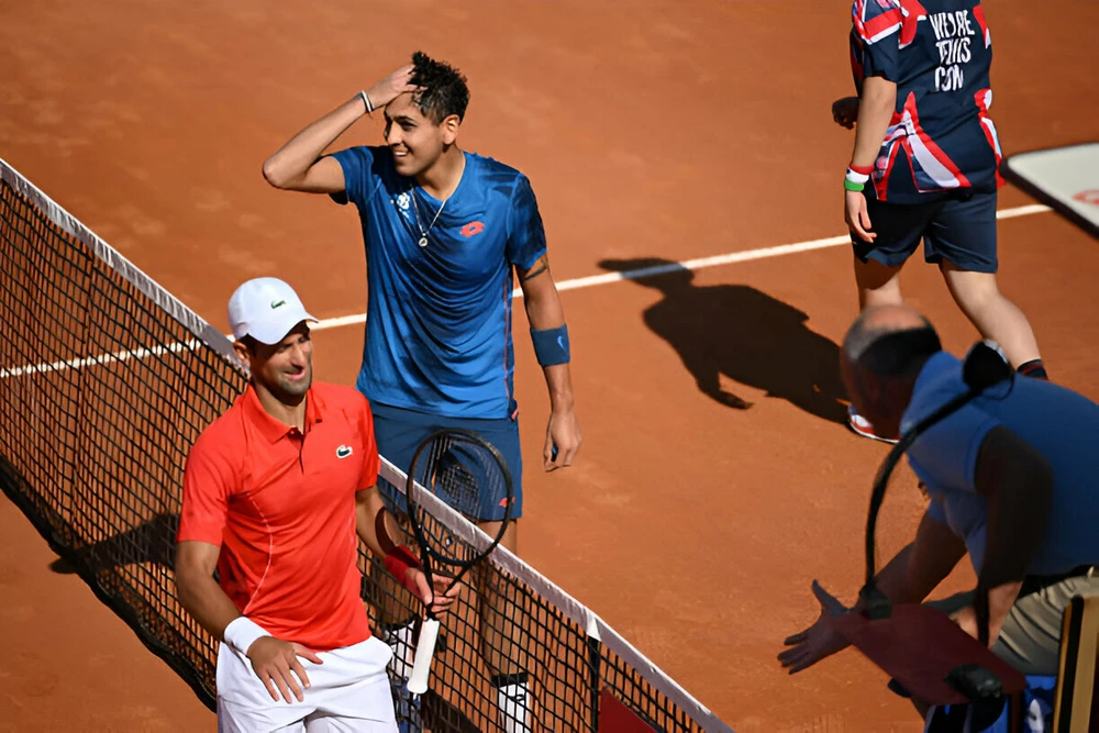 Novak Djokovic “check não” sau trận thua sốc trước Tabilo tại vòng 3. Ảnh: GETTY Novak Djokovic “check não”