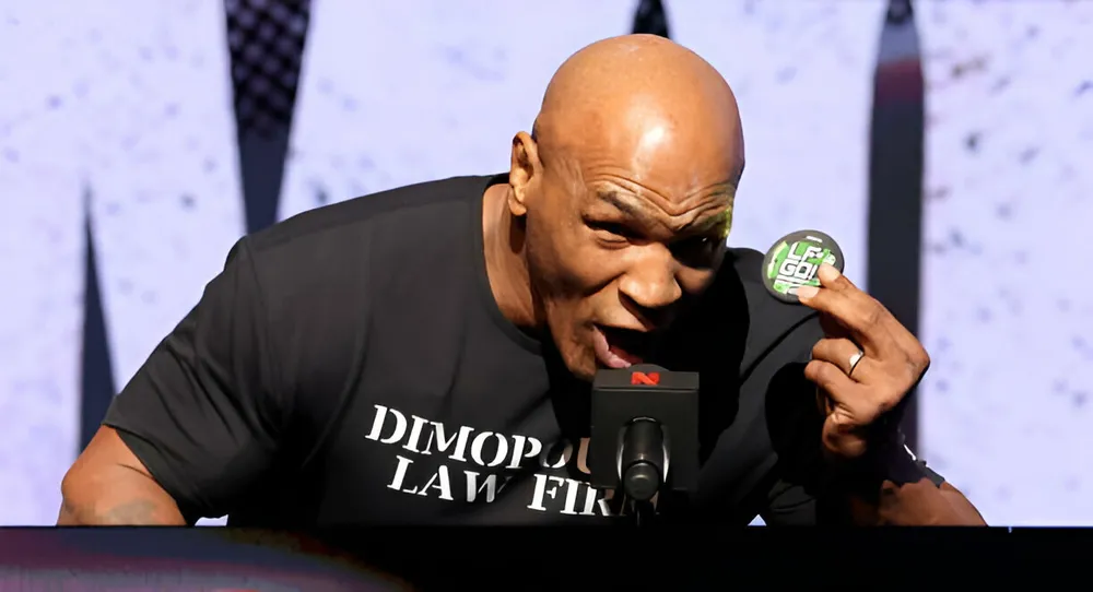Mike Tyson thượng đài ở tuổi 57, đấu tay đấm trẻ chỉ mới 27 tuổi. Ảnh: GETTY Mike Tyson thượng đài ở tuổi 57