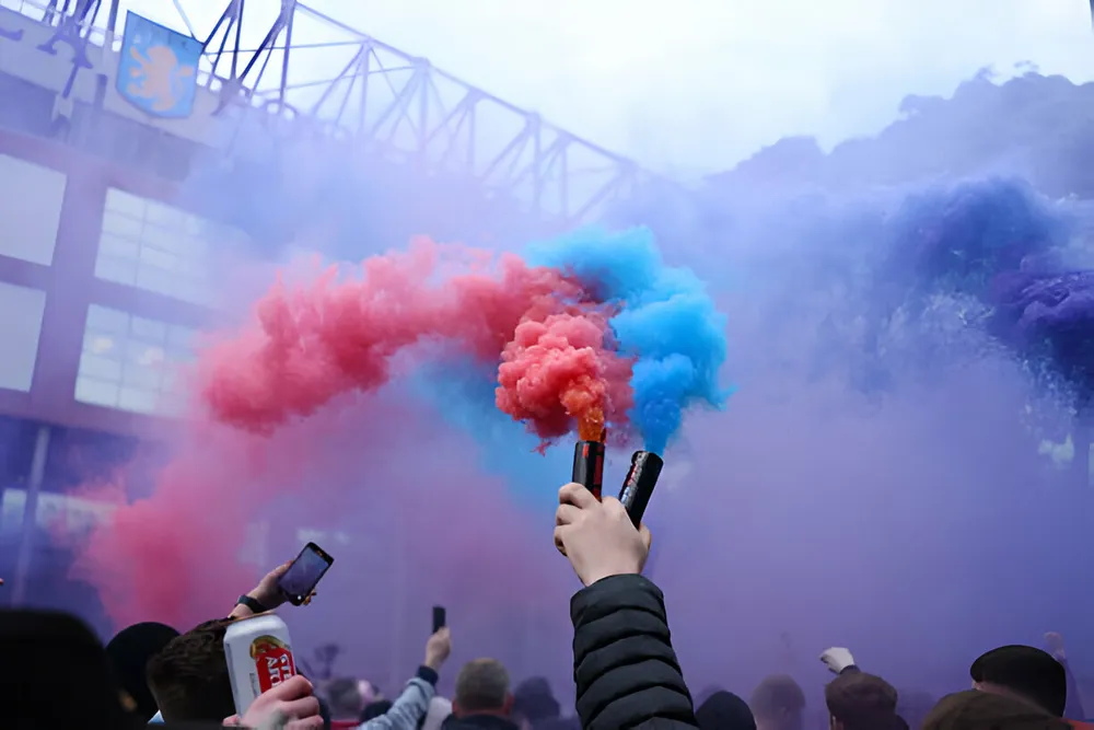CĐV Aston Villa ăn mừng suất đá Champions League mùa sau. ky-tich-41-nam-1.jpg