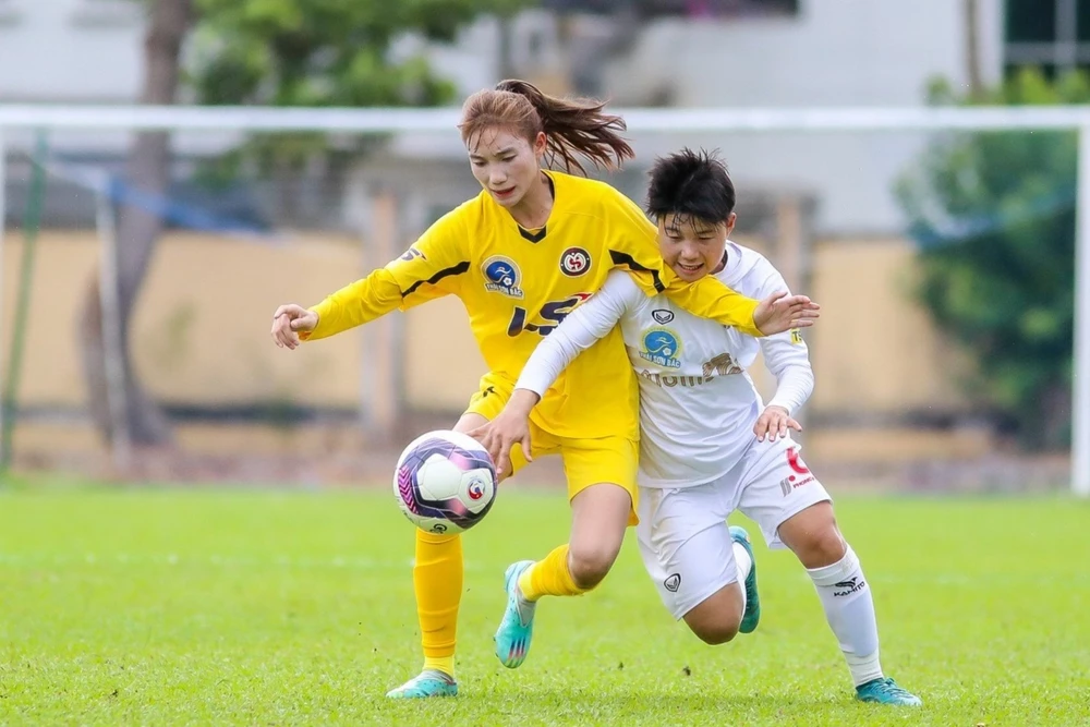 Sơn La (vàng) không thể đứng vững và nhận đến ba bàn thua trước Phong Phú Hà Nam ở hiệp hai. son-la-phong-phu-ha-nam.jpg