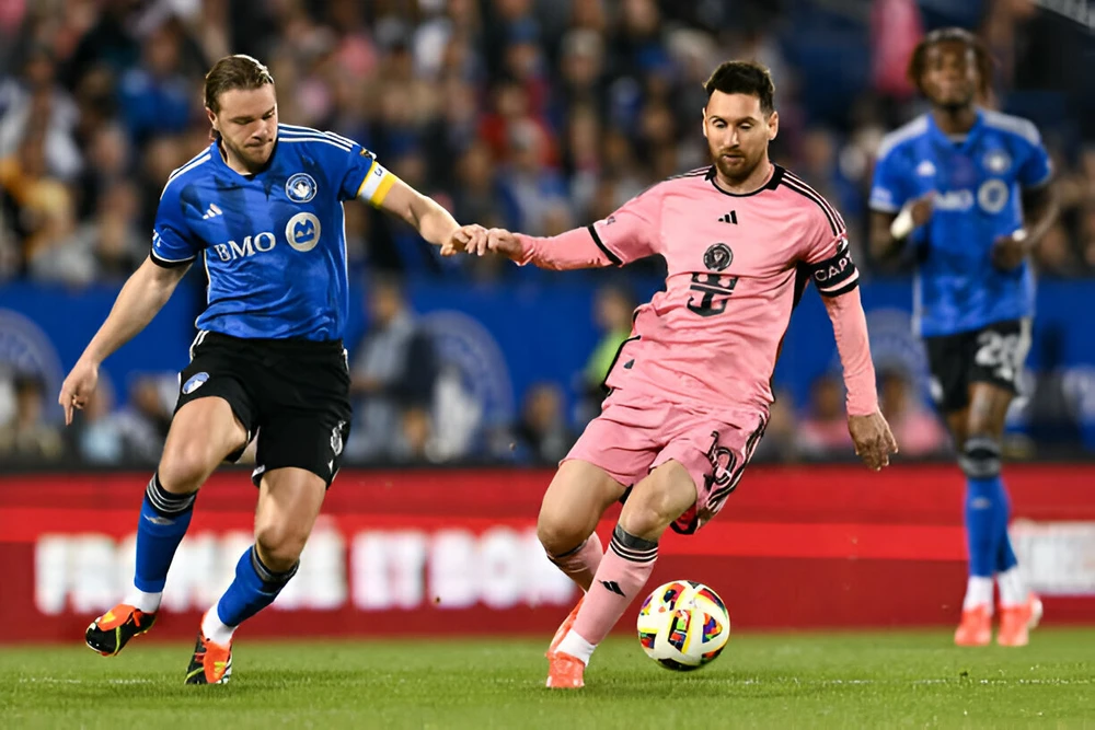 Messi trong màu áo CLB Inter Miami. Ảnh: GETTY Giao kèo trên khăn giấy