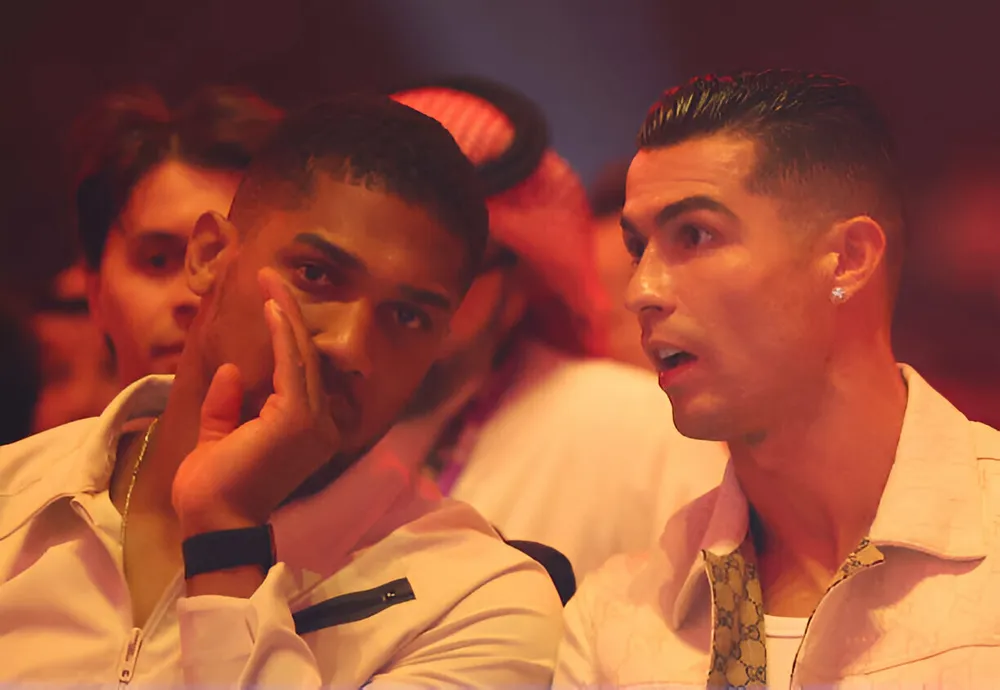 Võ sĩ Anthony Joshua trò chuyện với Ronaldo. Ảnh: GETTY Arsenal không thể vô địch