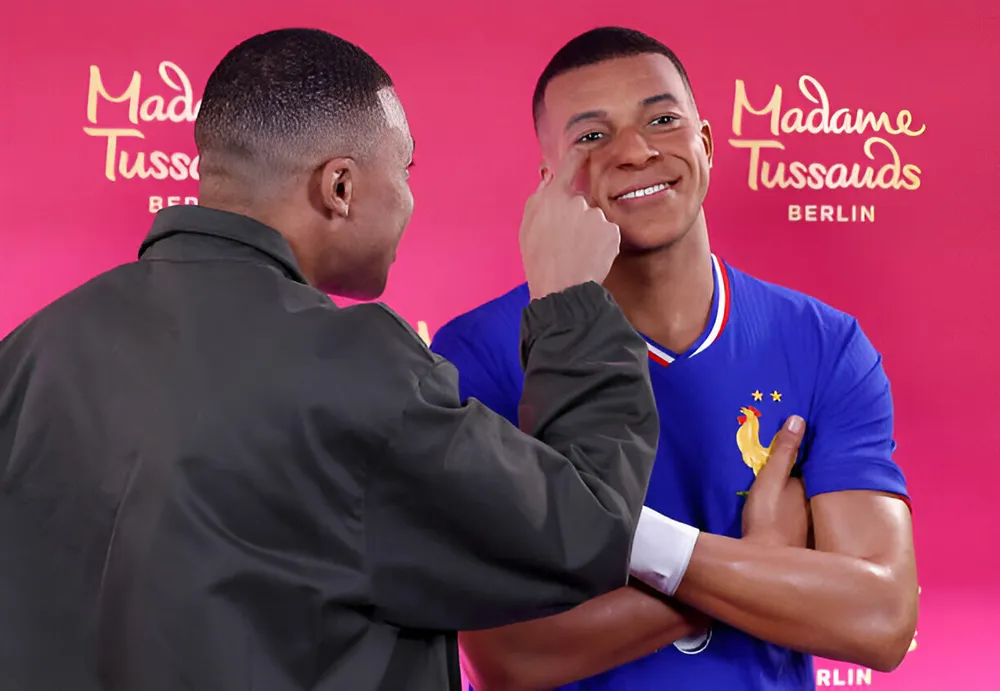 Tiền đạo Pháp, Kylian Mbappe thích thú với tượng sáp của chính mình. Ảnh: GETTY tiệc chia tay Mbappe