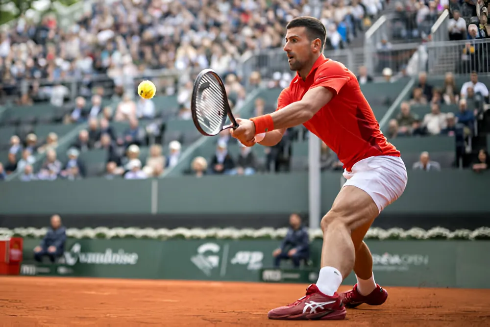 Cú đánh trái hai tay không còn là thứ vũ khí "gây sát thương" mang thương hiệu Djokovic. djokovic-thieu-tu-tin-2.jpg