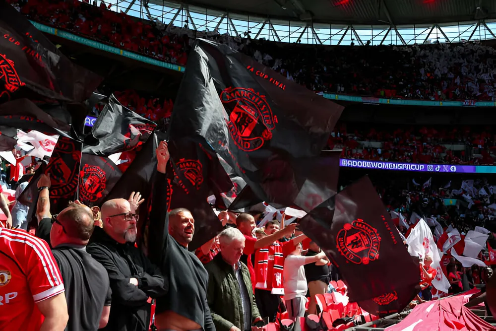 CĐV cùng ăn mừng MU vô địch FA Cup. mu-vo-dich.jpg