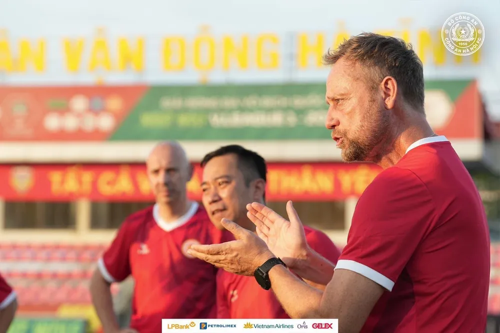 HLV Mano Polking sẽ lèo lái CA Hà Nội ở những vòng đấu cuối V-League 2023-2024. Ảnh: CAHN HLV Mano Polking