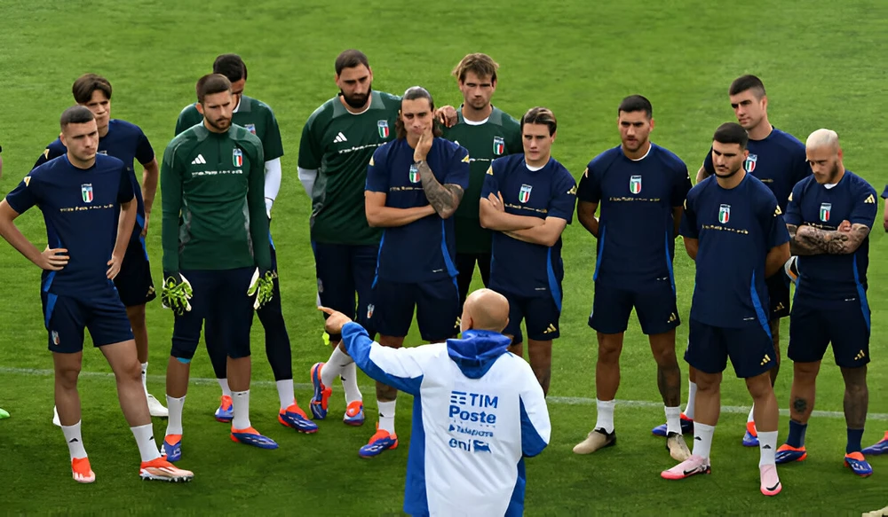 HLV Luciano Spalletti chỉ đạo các tuyển thủ Ý trong một buổi tập. Ảnh: GETTY Đương kim vô địch Ý