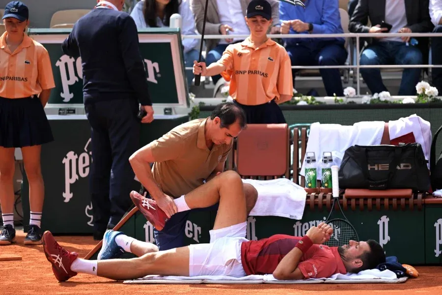 Djokovic chấn thương đầu gối ở trận đấu vòng 4. Ảnh: AFP ngoi-so-1-the-gioi-2.jpeg