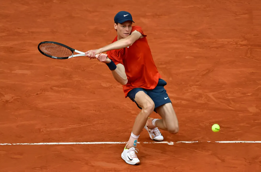 Sinner vừa soán ngôi số 1 thế giới từ Djokovic. ban-ket-bom-tan-2.jpg