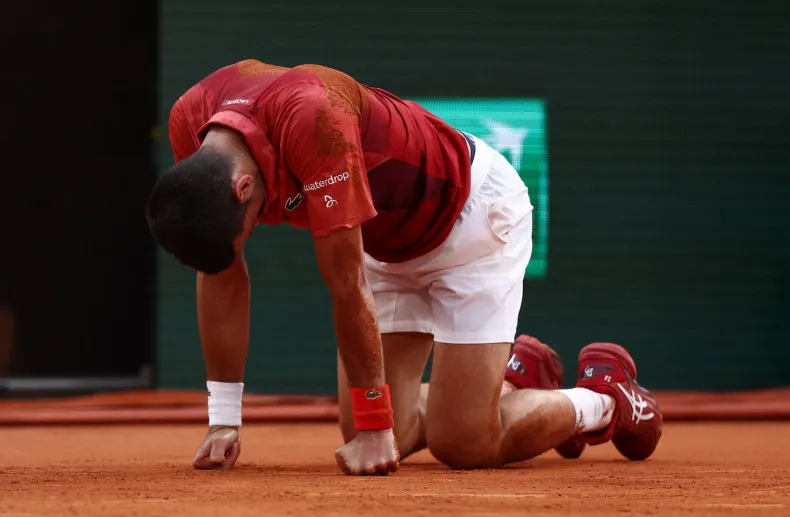 Chấn thương ở vòng 4 Roland Garros khiến Djokovic nảy sinh ý tưởng về logo độc lạ. Ảnh: GETTY dojokovic-chia-se-logo-doc-la-1.jpeg