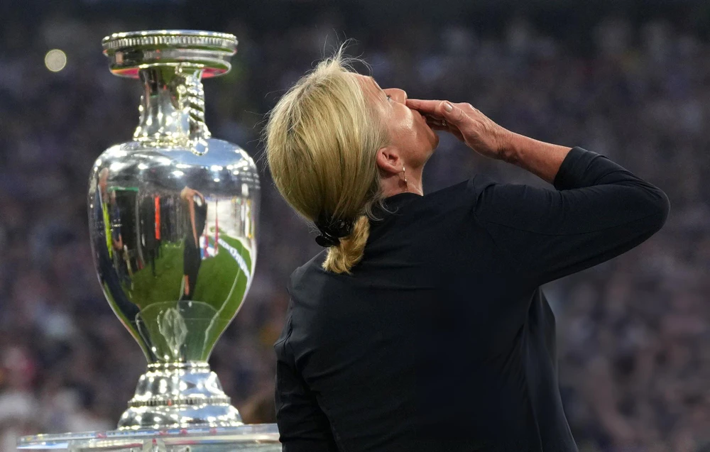 Bà Heidi gửi nụ hôn đến người chồng quá cố, cố danh thủ "Hoàng đế" Beckenbauer. Một khoảnh khắc khiến nhiều khán giả chứng kiến rất xúc động. khai-mac-euro-2024-22.jpeg