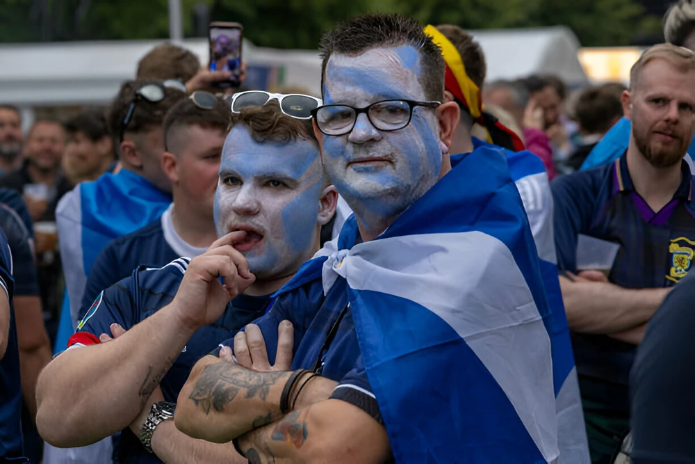 CĐV Scotland ủ rũ sau khi đội nhà nhận kết cục chung cuộc thua đậm tuyển Đức 1-5. khai-mac-euro-2024-7.jpg