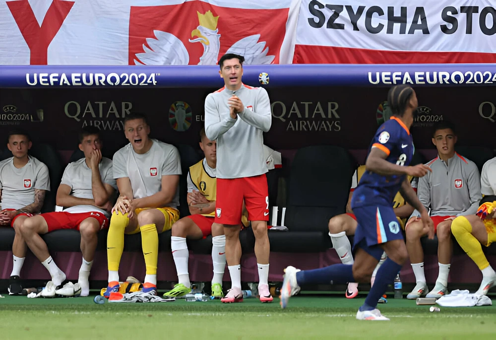 Lewandowski đứng ngoài cổ vũ các đồng đội Ba Lan. Ảnh: GETTY Lewandowski không thi đấu