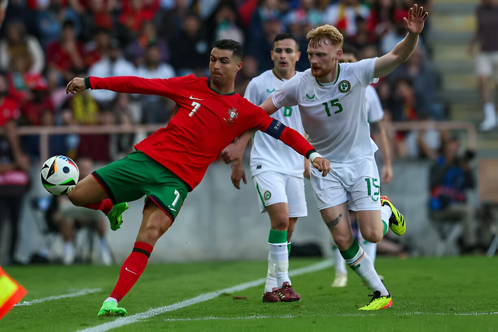 Ronaldo ghi hai bàn trong trận giao hữu gặp Ireland. nhung-thong-ke-khung-1.jpg
