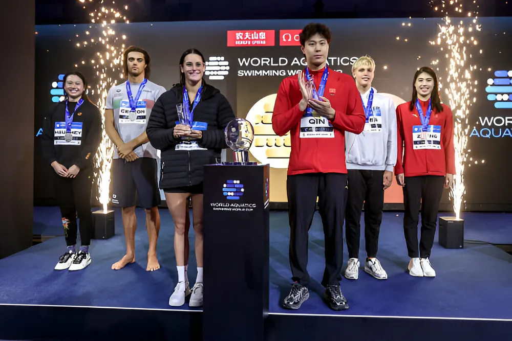 Nhà vô địch thế giới và kỷ lục gia 200 m ếch - Qin Haiyang (hàng đầu, áo đỏ). Ảnh: GETTY kinh-nhu-trung-quoc-2.jpeg