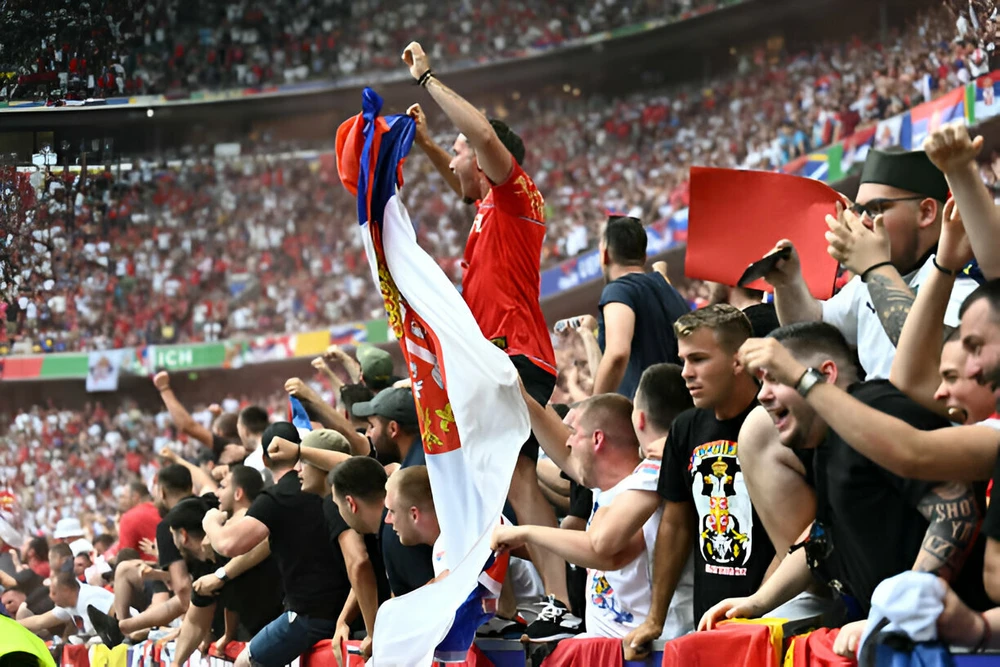 CĐV Serbia trên khán đài sân Munich. Ảnh: GETTY Serbia dọa rút lui khỏi Euro 2024