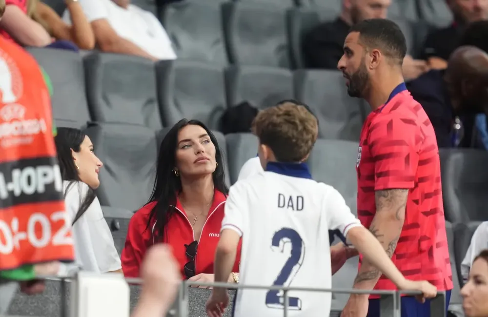 Kyle cùng vợ Annie và các con trai sau trận gặp Đan Mạch. Ảnh: THE SUN nguoi-yeu-cu-cua-kyle-walker.jpg